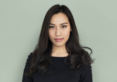 kadın stüdyoda poz 