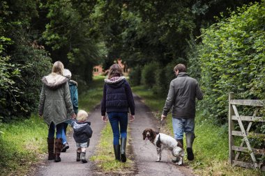 Aile ile köpek yürüyüş  