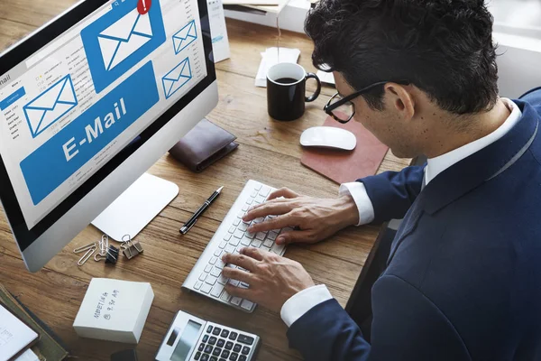 Empresario en traje usando computadora — Foto de Stock