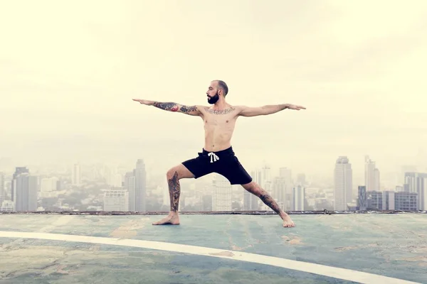 Homme pratiquant le yoga — Photo