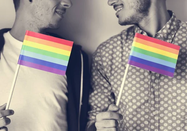 同性恋夫妇牵着彩虹旗 — 图库照片