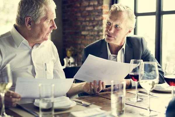 Geschäftsleute bei Treffen im Restaurant — Stockfoto