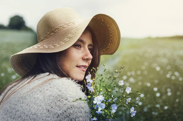 Mulher segurando flores selvagens — Fotografia de Stock