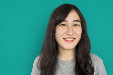 Asyalı kadın stüdyoda poz 