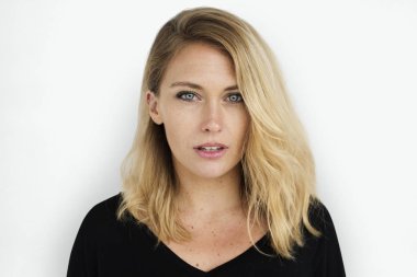 Studio neşeli beyaz kadın