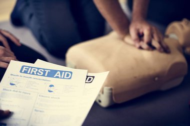 CPR ilk yardım eğitimi öğrenme insanlar 