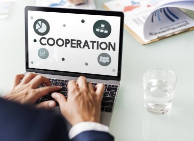 tipik dizüstü klavye üzerinde işadamı