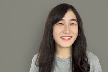 Asyalı kadın stüdyoda poz 