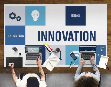 dizüstü bilgisayarlarda çalışan insanlar