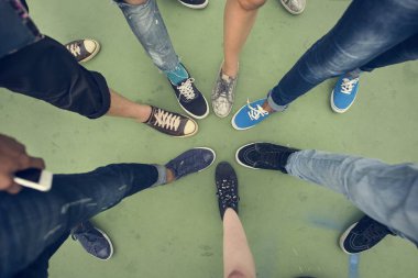 Daire içinde insan bacaklar