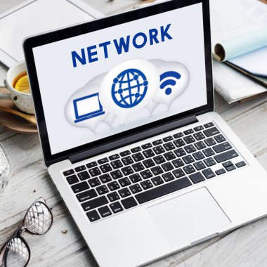 çalışma alanı tablo açılan laptop