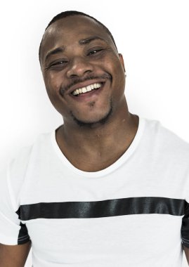 Gülümseyen Afrikalı Amerikalı adam