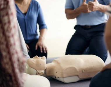 CPR ilk yardım eğitimi öğrenme insanlar 