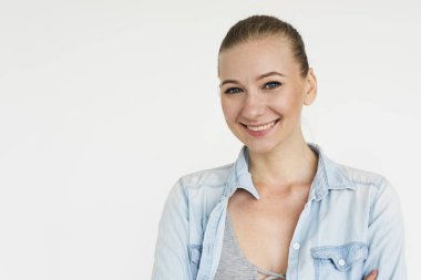 Stüdyoda genç bir kadın 