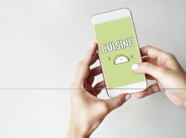 Cep telefonu ellerinde.