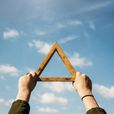 Üçgen Holding eller