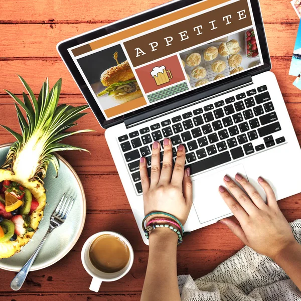 Frau tippt auf Laptop — Stockfoto