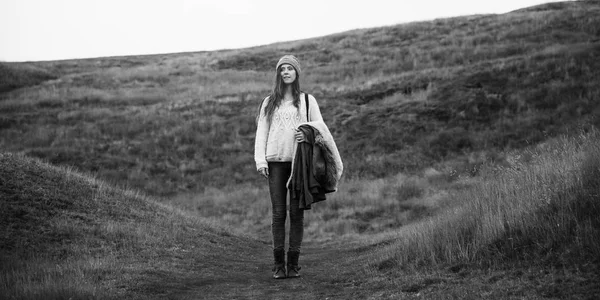 Jovem mulher nas montanhas — Fotografia de Stock