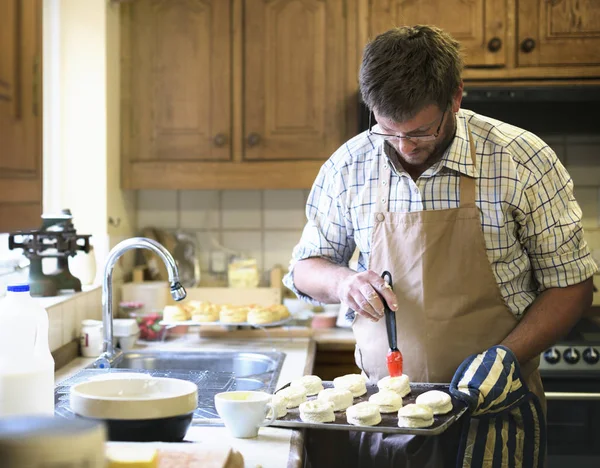 Mann in Schürze backen — Stockfoto