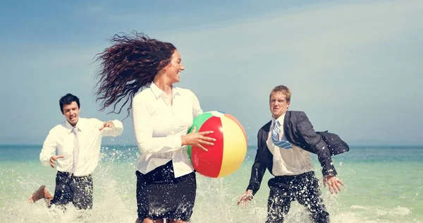 Деловые люди веселятся на пляже — стоковое фото