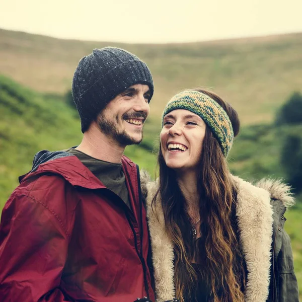 Jovem casal ao ar livre — Fotografia de Stock