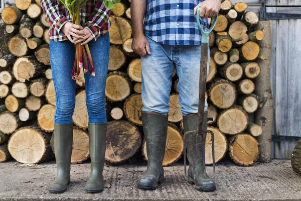 Manliga och kvinnliga lantarbetare — Stockfoto