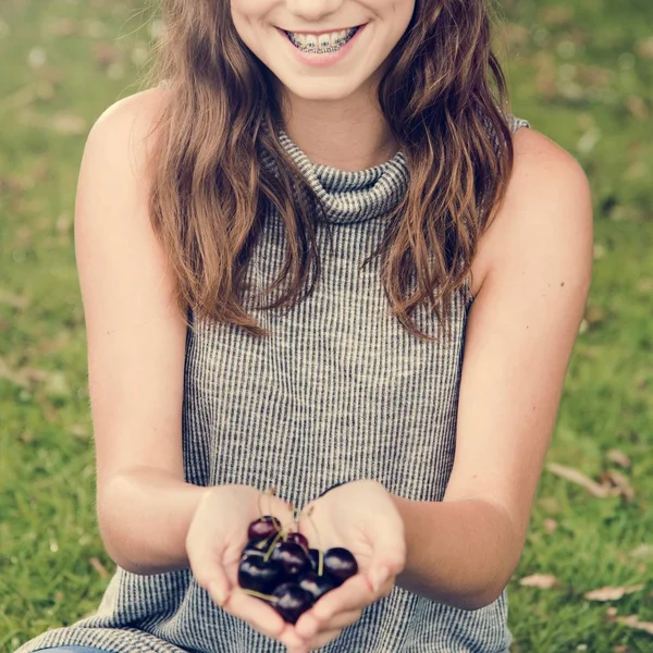 Meisje bedrijf verse kersen — Stockfoto