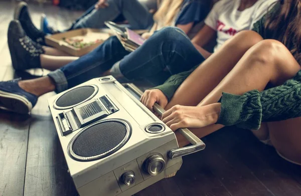 Genç arkadaş radyo grubu