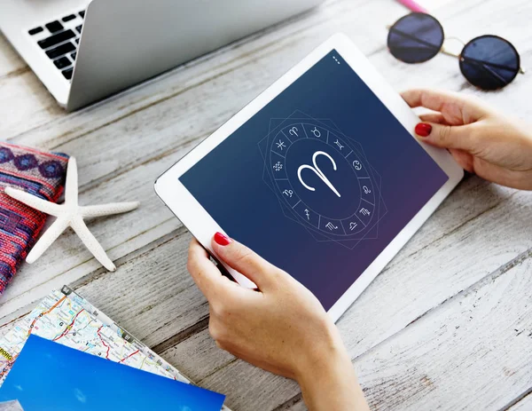 Woman using digital tablet — Stock Photo, Image