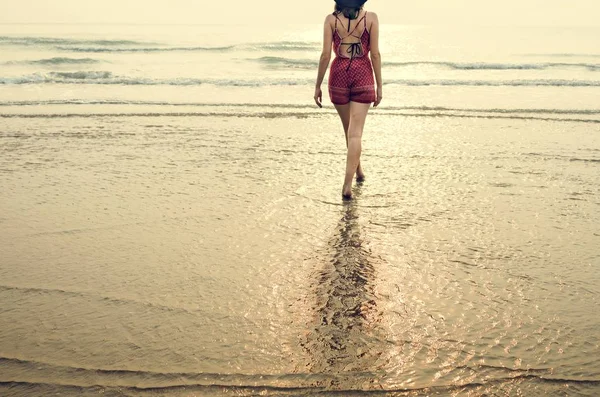 Mujer caminando en la playa — Foto de Stock