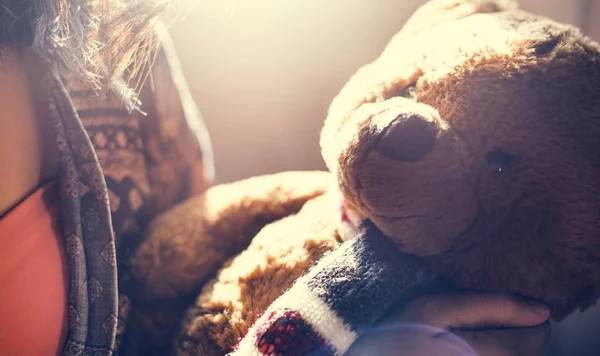 Mujer joven con oso de peluche — Foto de Stock