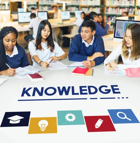 Öğrenci çalışma masasında çeşitlilik grubu