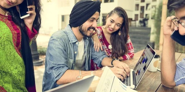 Estudantes indianos estudando ao ar livre — Fotografia de Stock