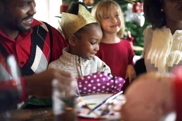 Hermosa familia celebrando la Navidad juntos — Foto de Stock