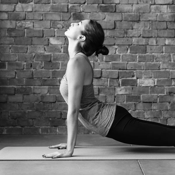 A nők jóga edzés edzés — Stock Fotó