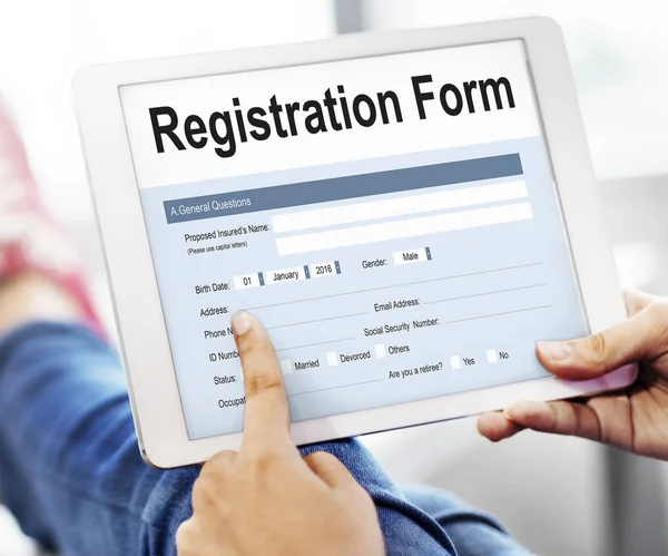 Dijital tablet kullanan kişi