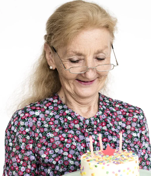 Senior mulher segurando bolo de aniversário — Fotografia de Stock