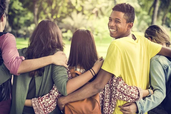 Jóvenes uniendo sus manos — Foto de Stock