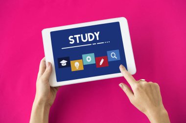 insan elinden tutarak dijital tablet