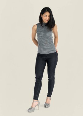  Asyalı kadın stüdyoda poz 