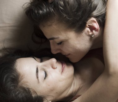 Lezbiyen çift birlikte vakit geçiriyor.