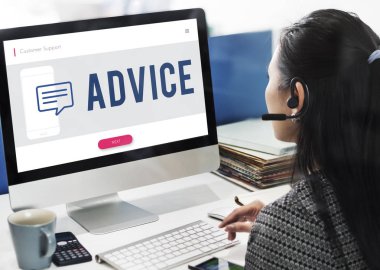 Bilgisayarda çalışan iş kadını