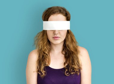 kadın kapalı gözleriyle