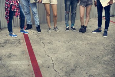 Genç arkadaş dışarı asılı