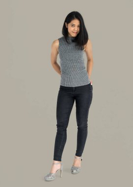  Asyalı kadın stüdyoda poz 