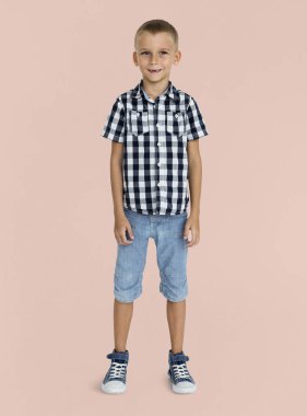 stüdyoda poz çocuk