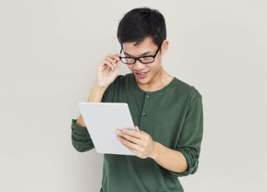 Dijital tablet kullanan adam