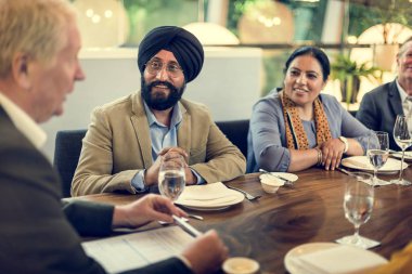 Restoranda iş adamları buluşuyor.