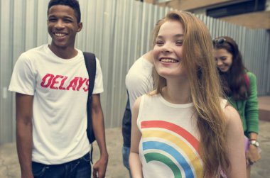 Genç arkadaş dışarı asılı 