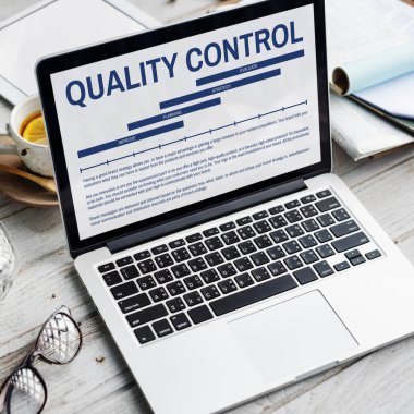 çalışma alanı tablo açılan laptop